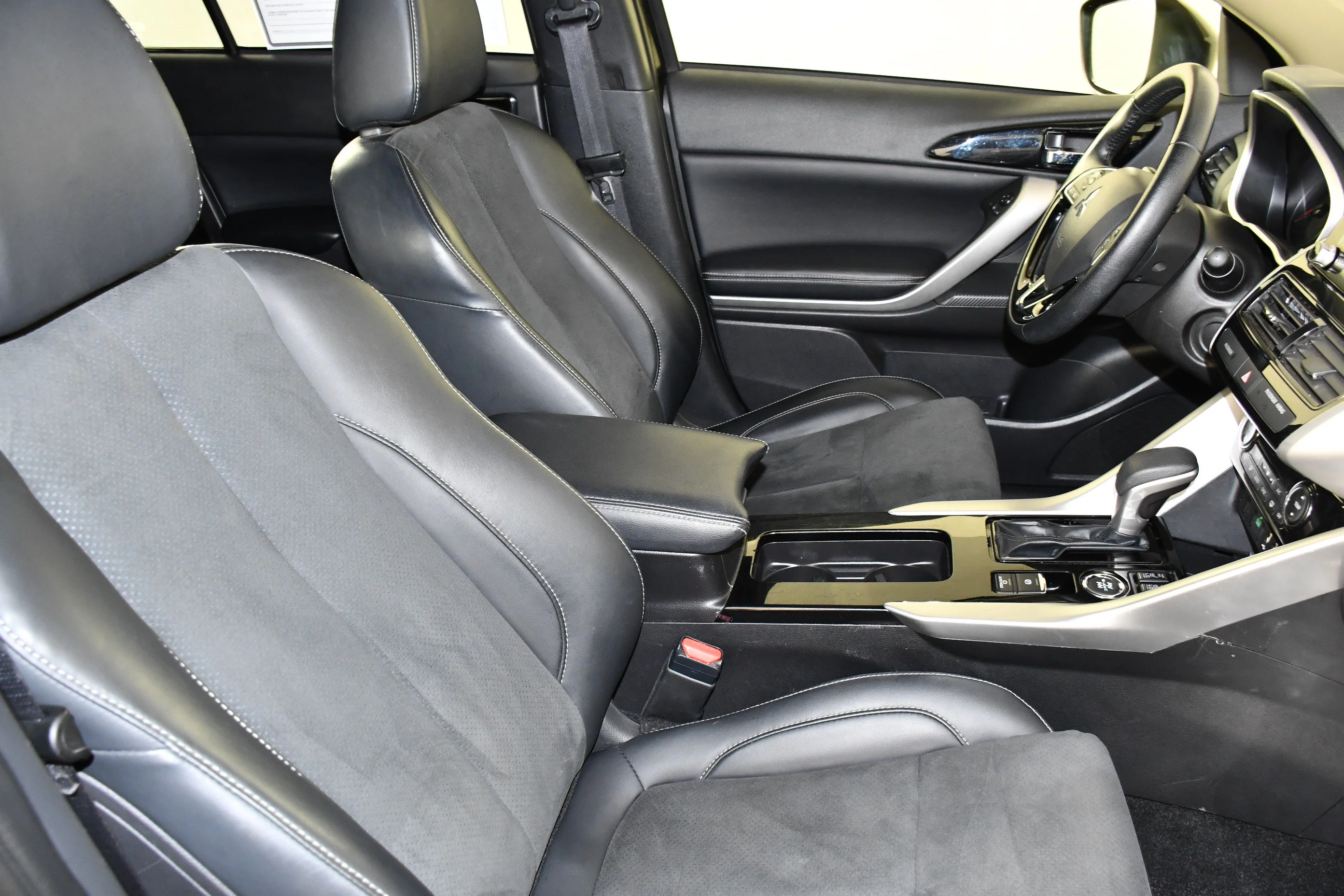 Certified Used 2025 Black Mitsubishi SE image 40