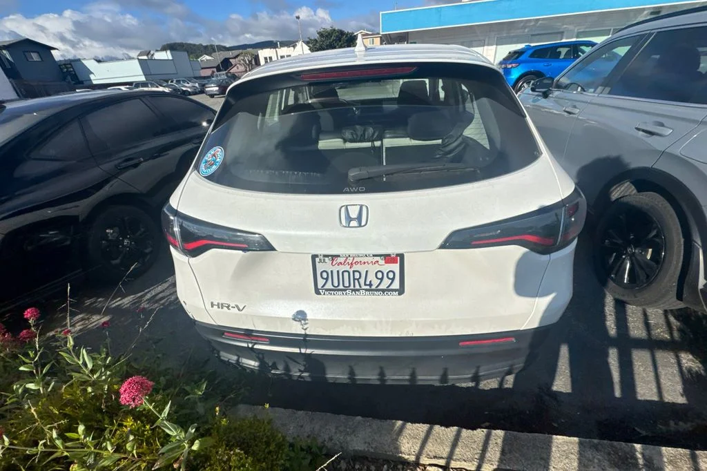 Certified Used 2025 Platinum White Pearl Honda LX image 6