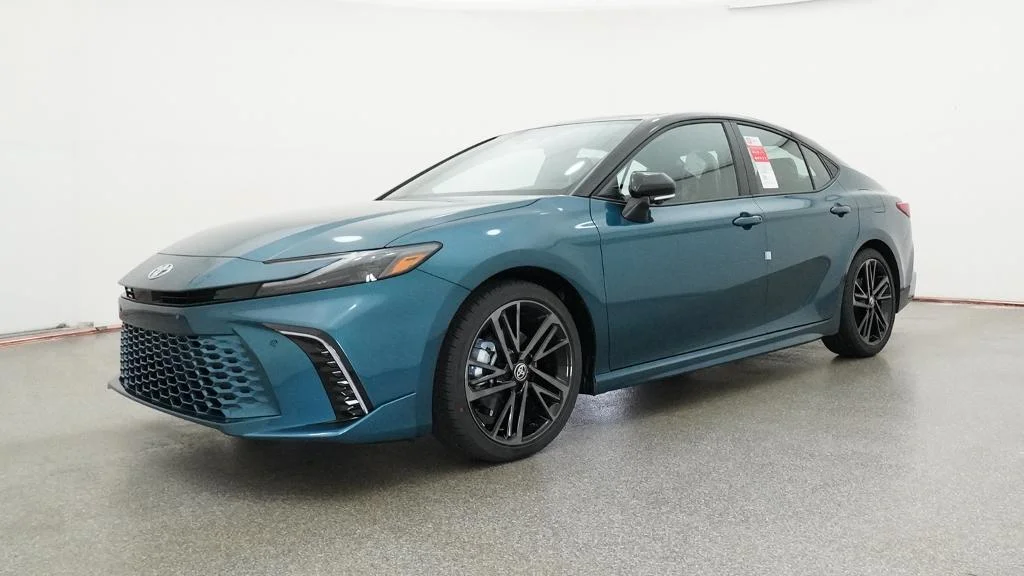 New 2026 Ocean Gem with Midnight Black Metallic roof Toyota XSE image 6