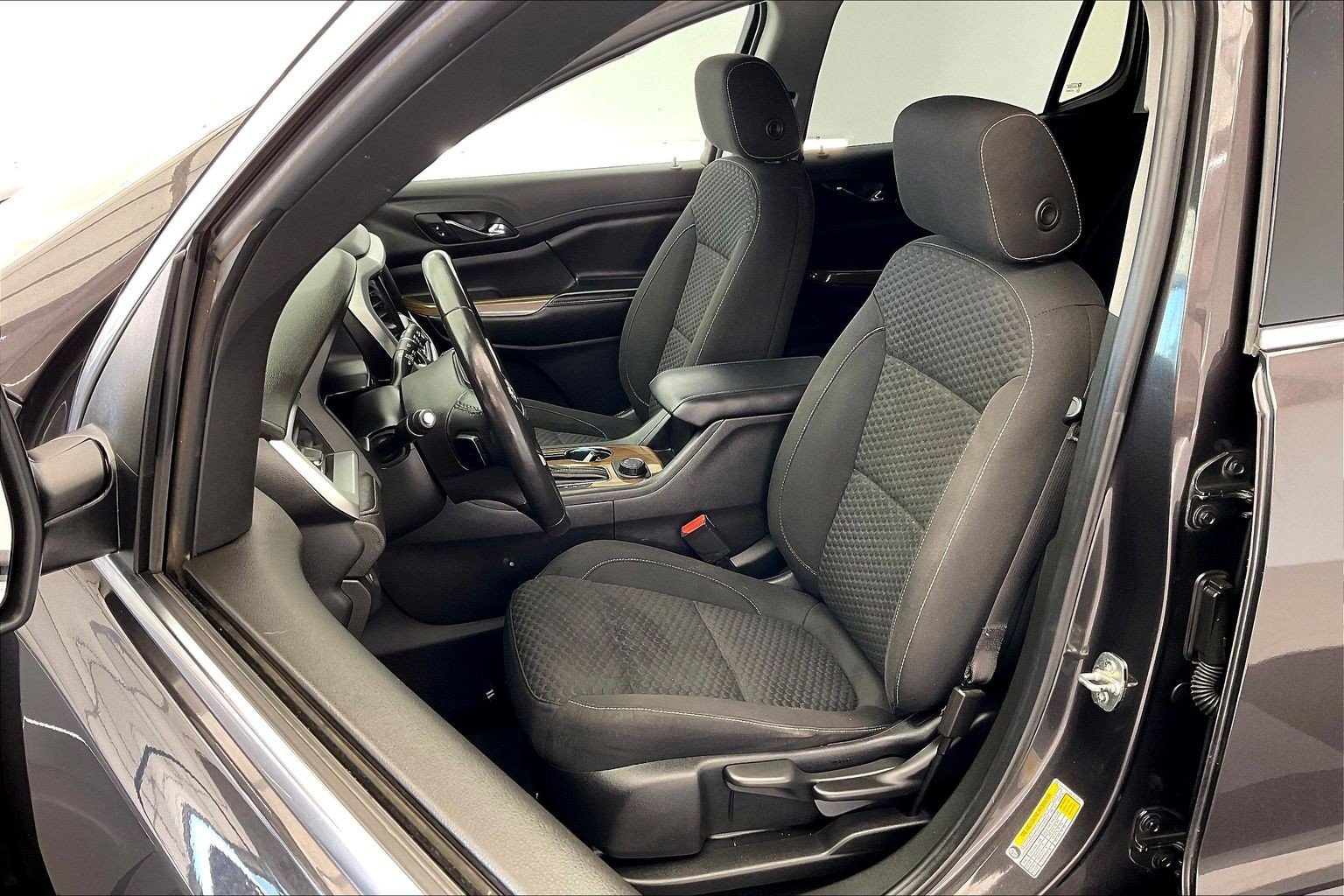 Used 2019 Iridium Metallic GMC SLE image 17