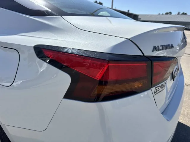 Used 2025 White Nissan 2.5 SR image 18