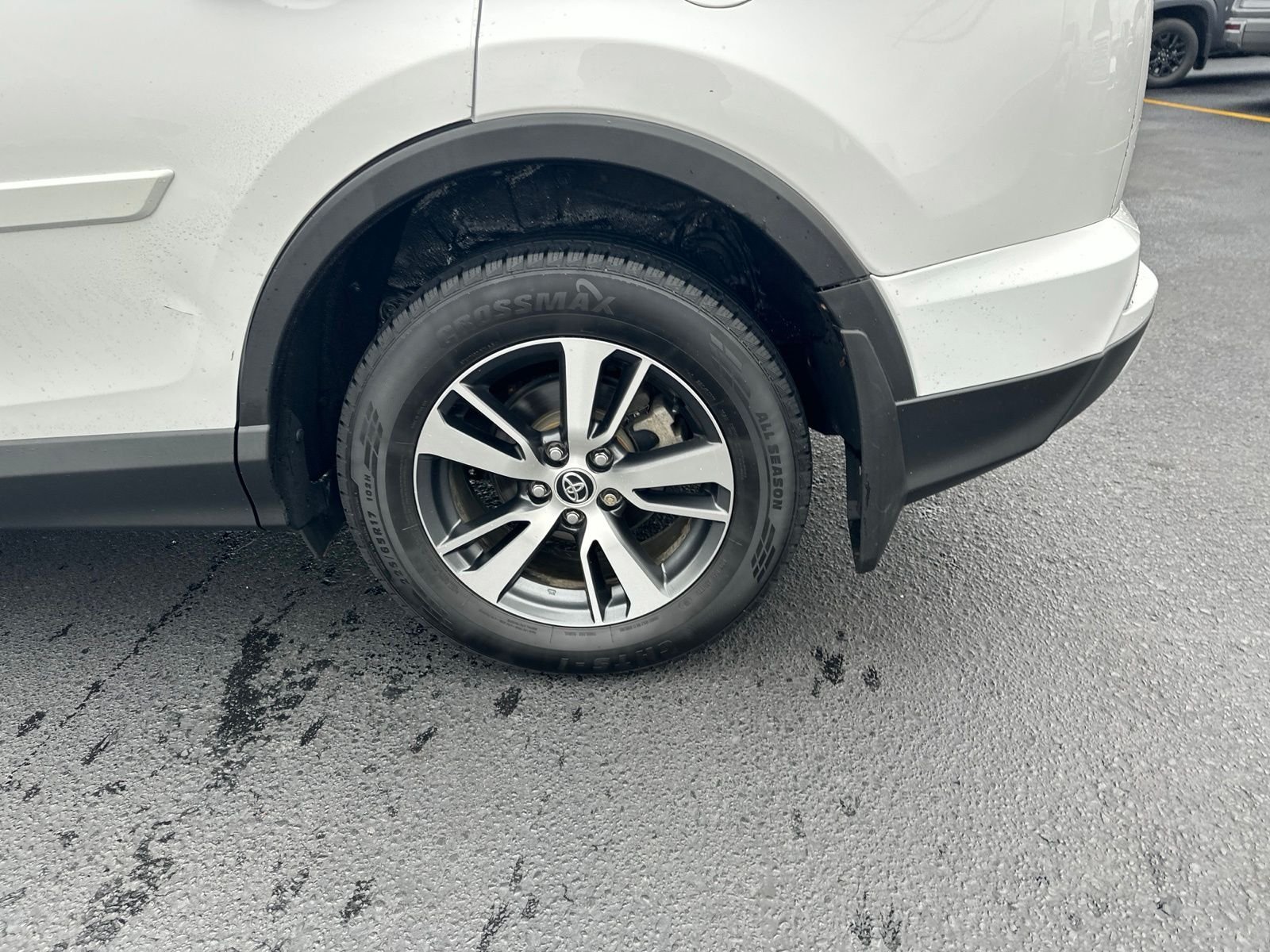 Used 2016 White Toyota XLE image 9
