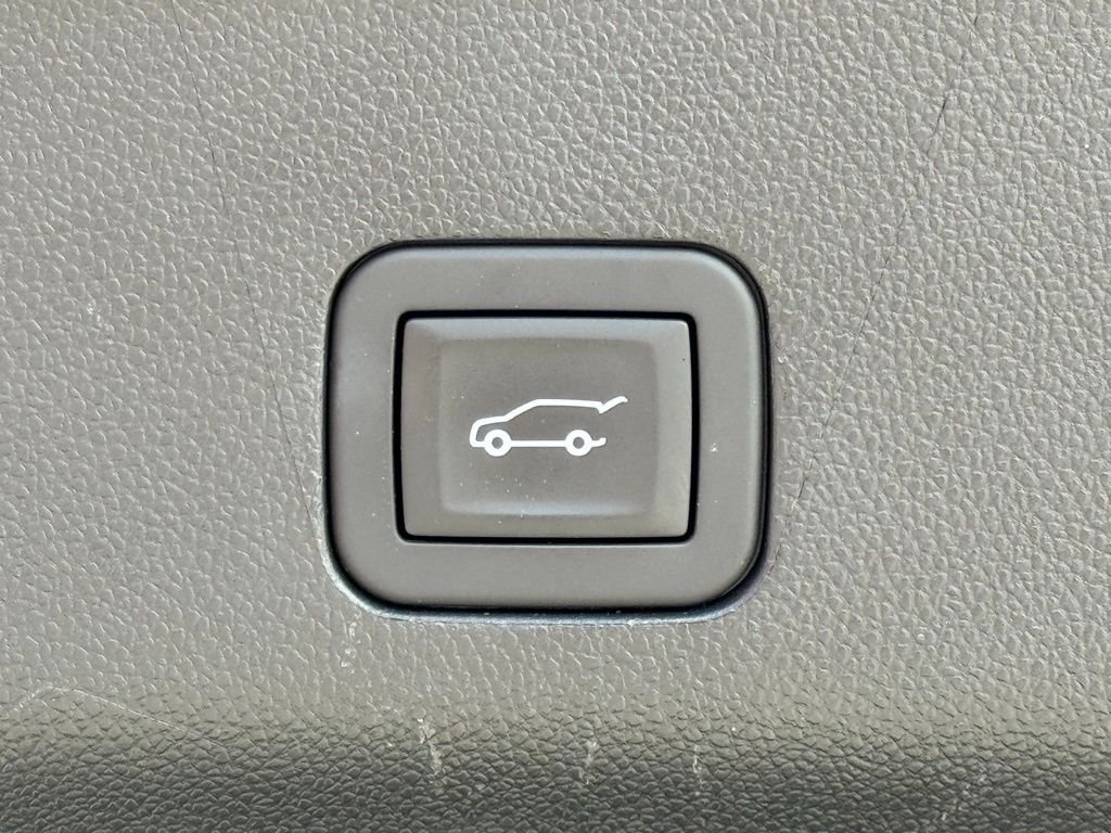 Used 2025 Gray Chevrolet Premier image 39
