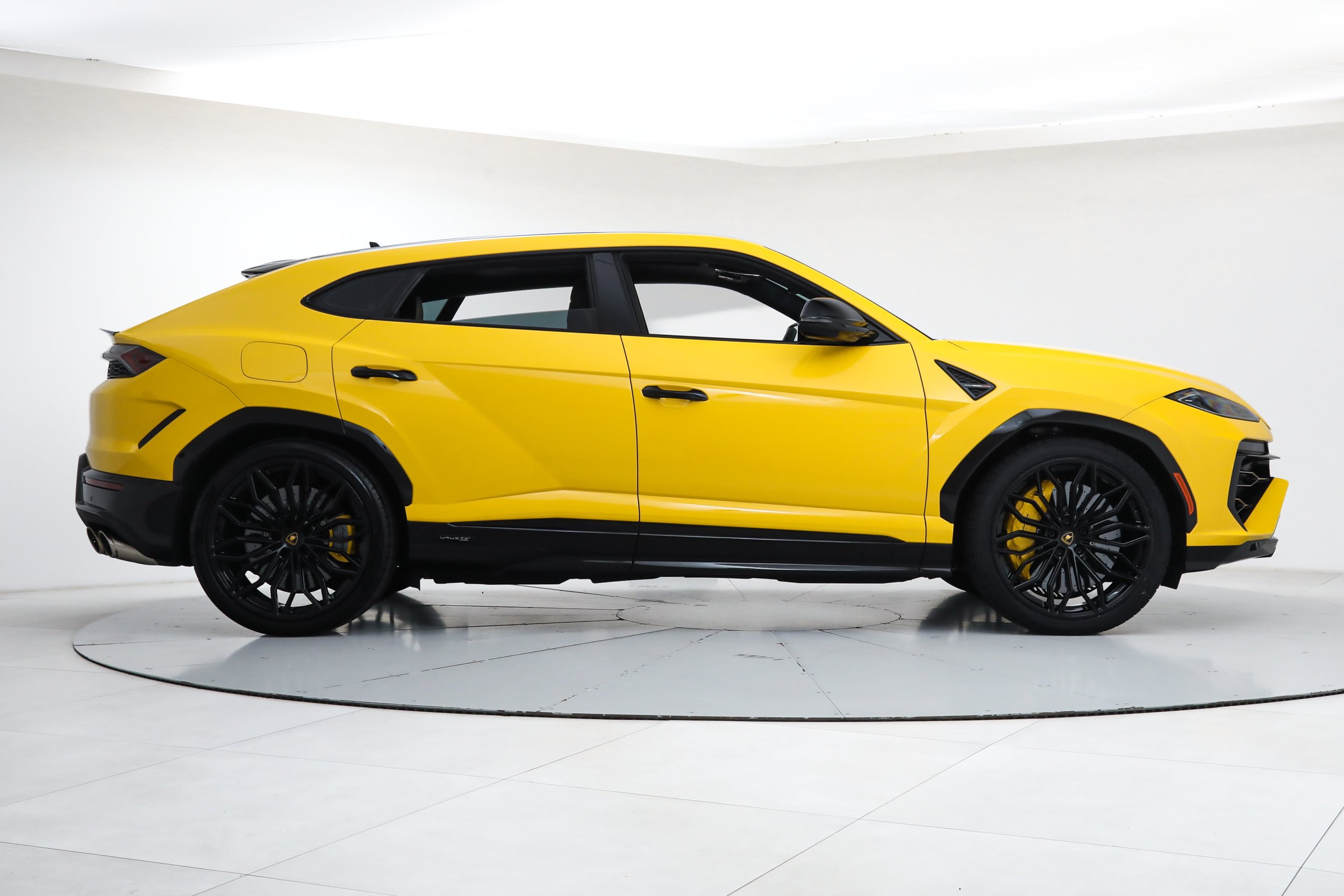 Used 2025 Yellow Lamborghini SE image 6