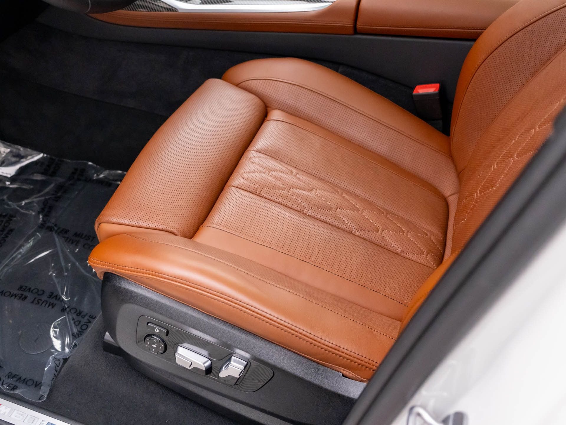 Certified Used 2026 Alpine White BMW M60i image 16