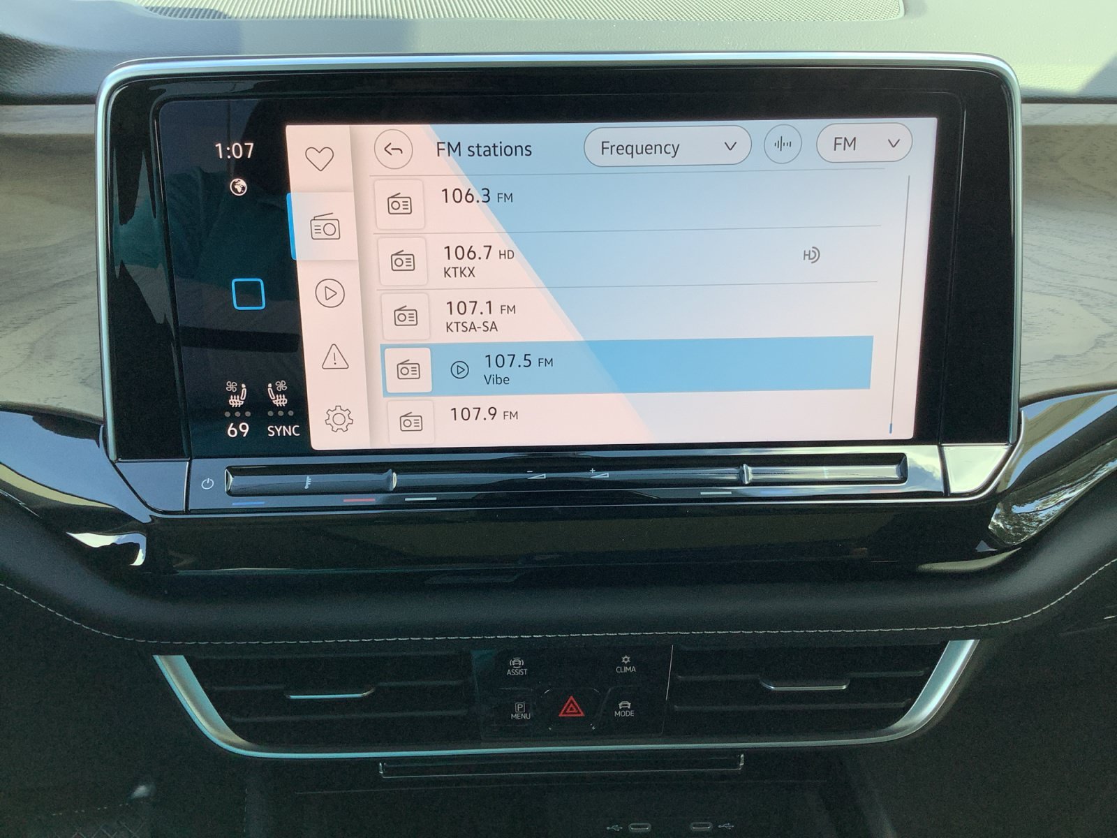 New 2026 Silver Mist Metallic Volkswagen 2.0T SE w/Technology image 17