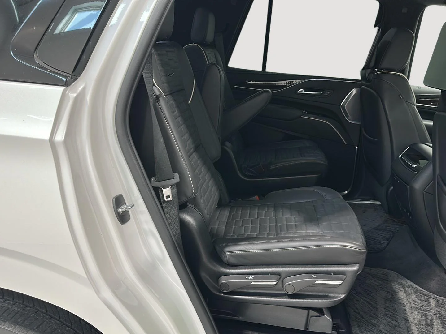 Used 2023 Crystal White Tricoat Cadillac Sport Platinum image 25