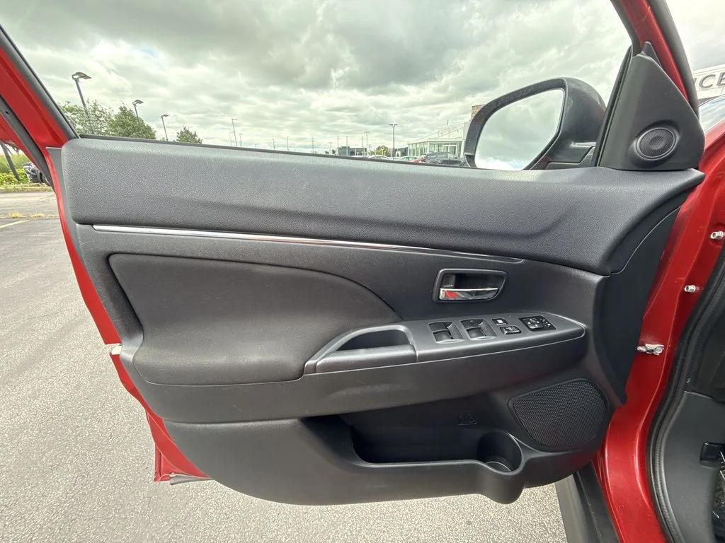 Used 2016  Mitsubishi ES image 13