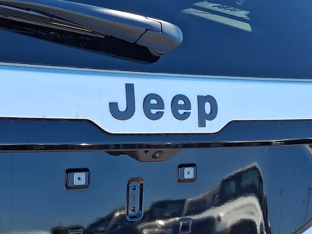 New 2026 Bright White Clear-Coat Exterior Paint Jeep Overland image 21