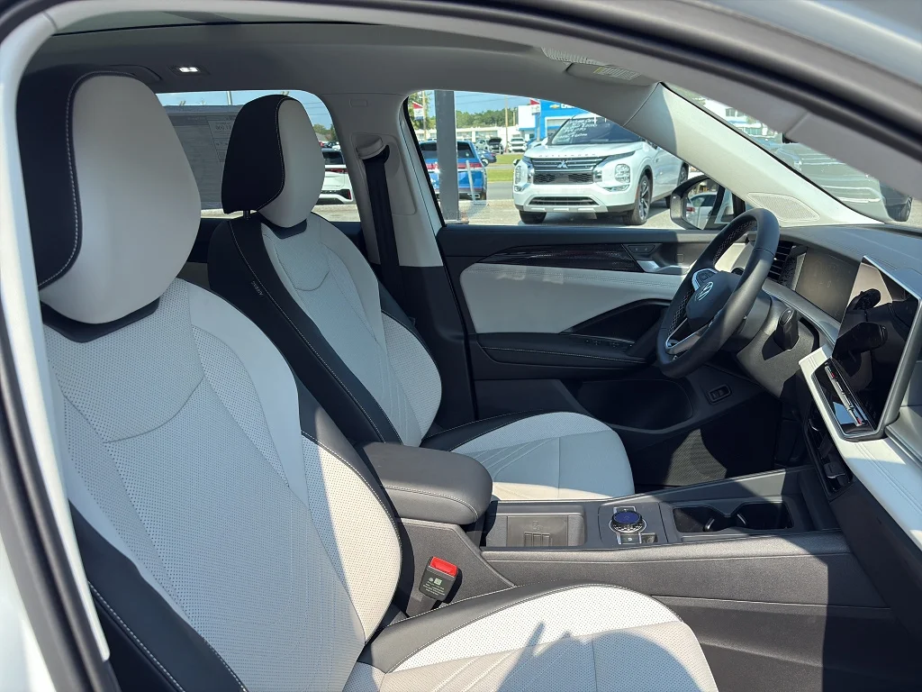 2025 Volkswagen Tiguan SE - Photo 9