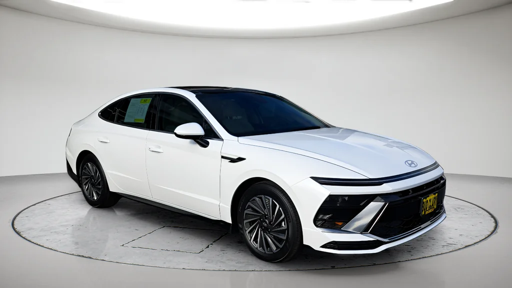 Used 2026 White Hyundai SEL image 1