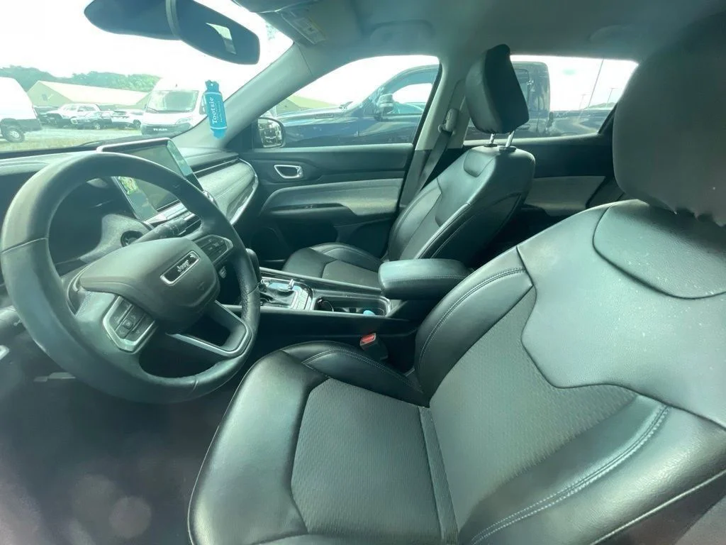 Used 2022 Red Jeep Latitude image 18