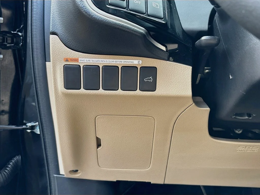 Used 2019 Labrador Black Metallic Mitsubishi SEL image 10