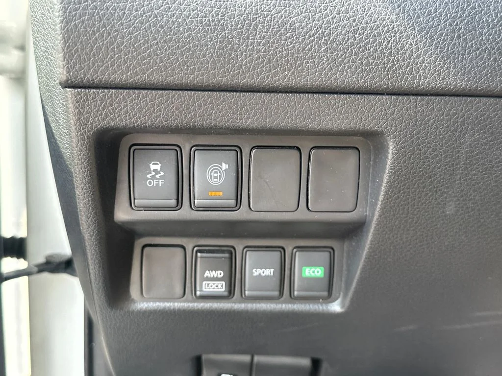 Used 2017 White Nissan S image 15