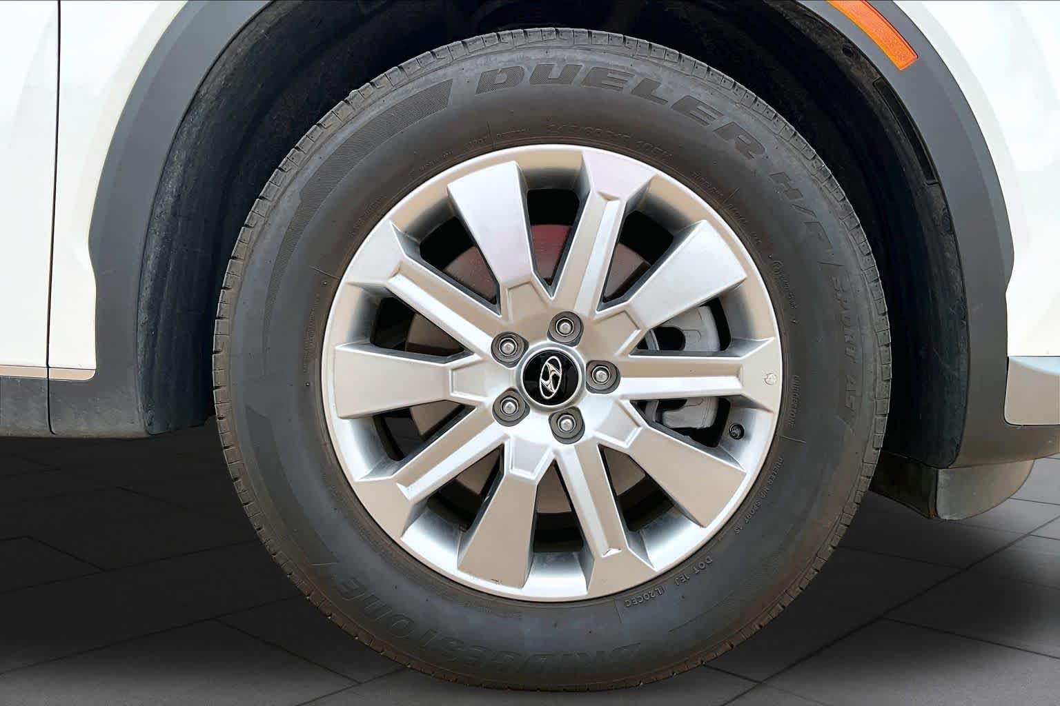Used 2025 Hyper White Hyundai SEL image 10