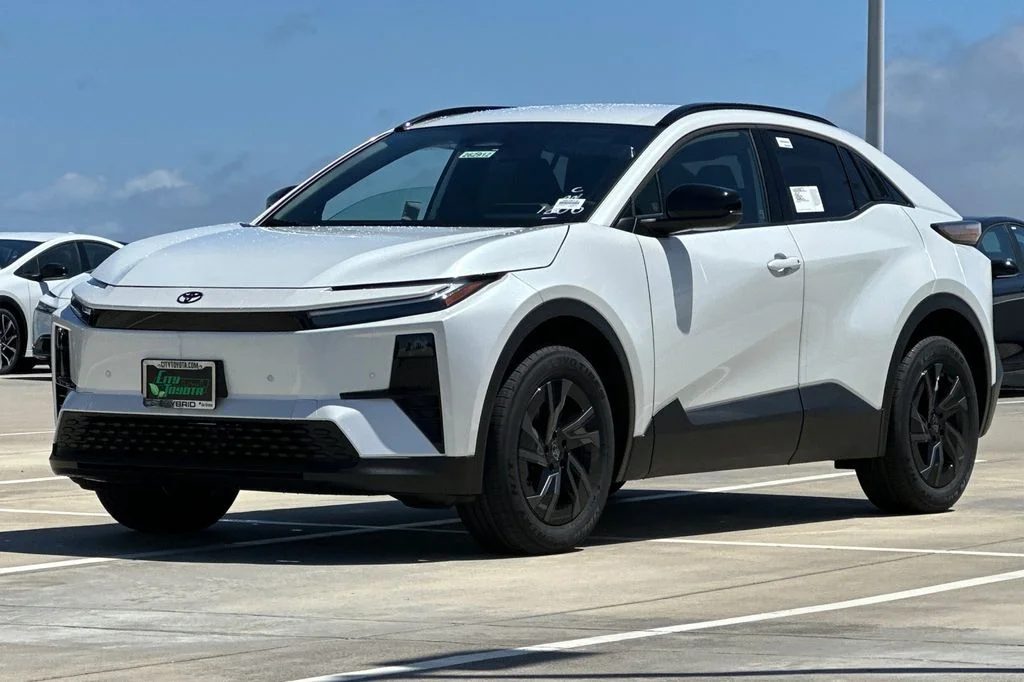 New 2026 Wind Chill Pearl <sup>1</sup> Toyota  SE image 8