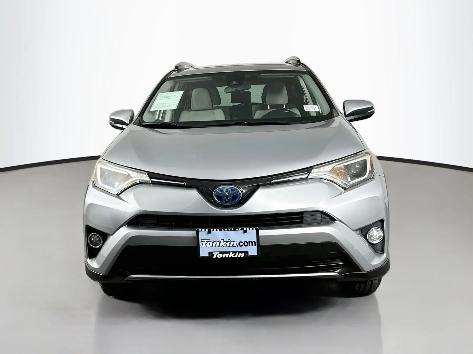 Used 2017 Silver Toyota XLE image 2