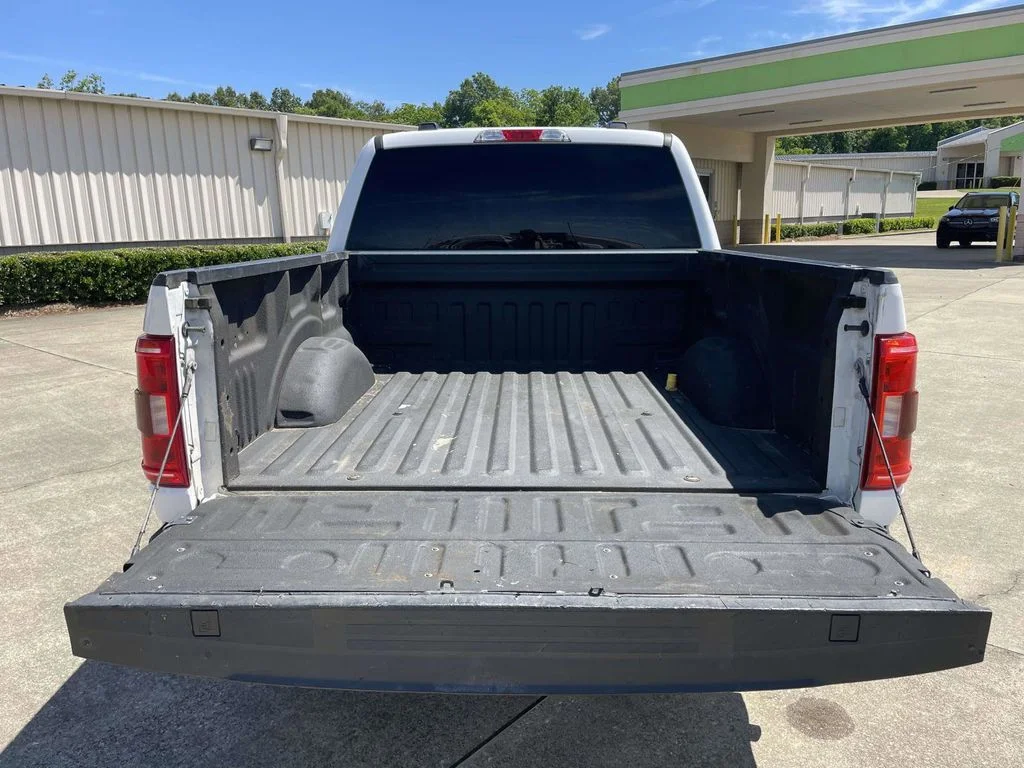 Certified Used 2022 Oxford White Ford XLT image 10