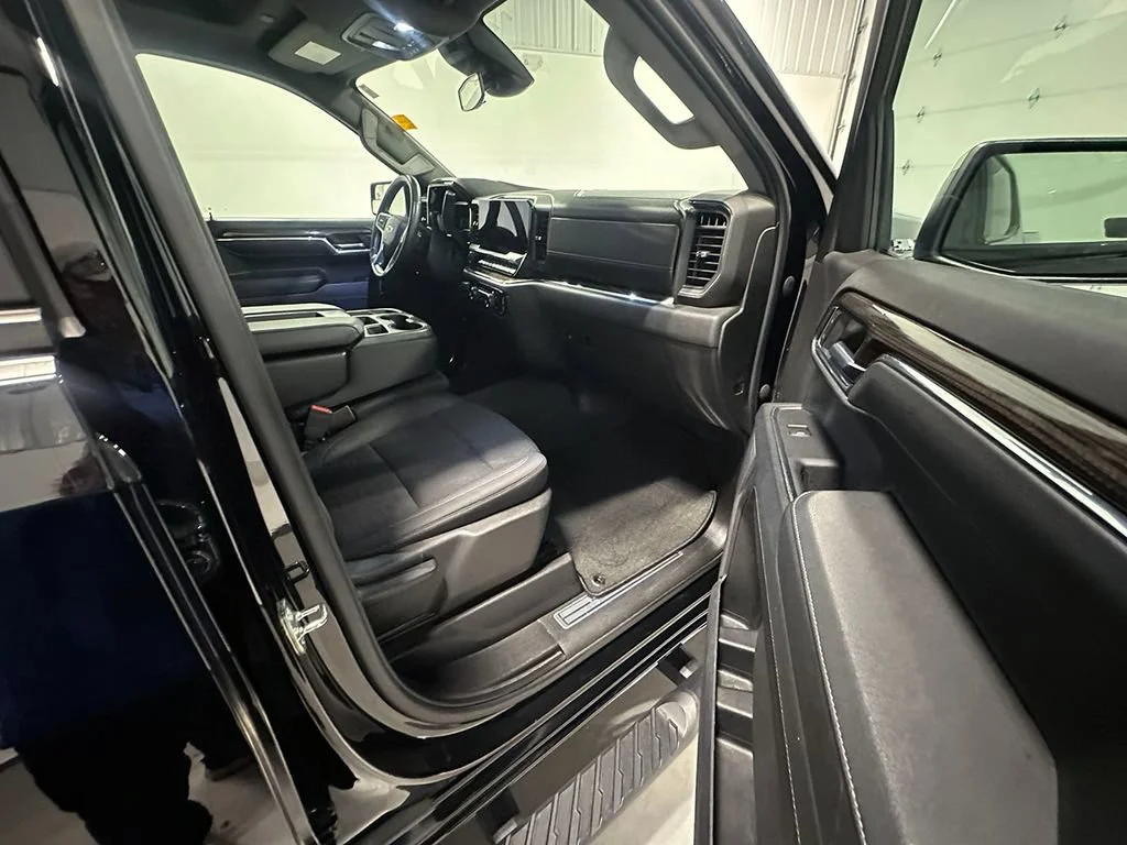 Used 2023 BLACK Chevrolet RST image 27