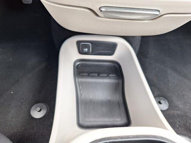 Used 2023 Brilliant Black Crystal Pearlcoat Chrysler Touring L image 18