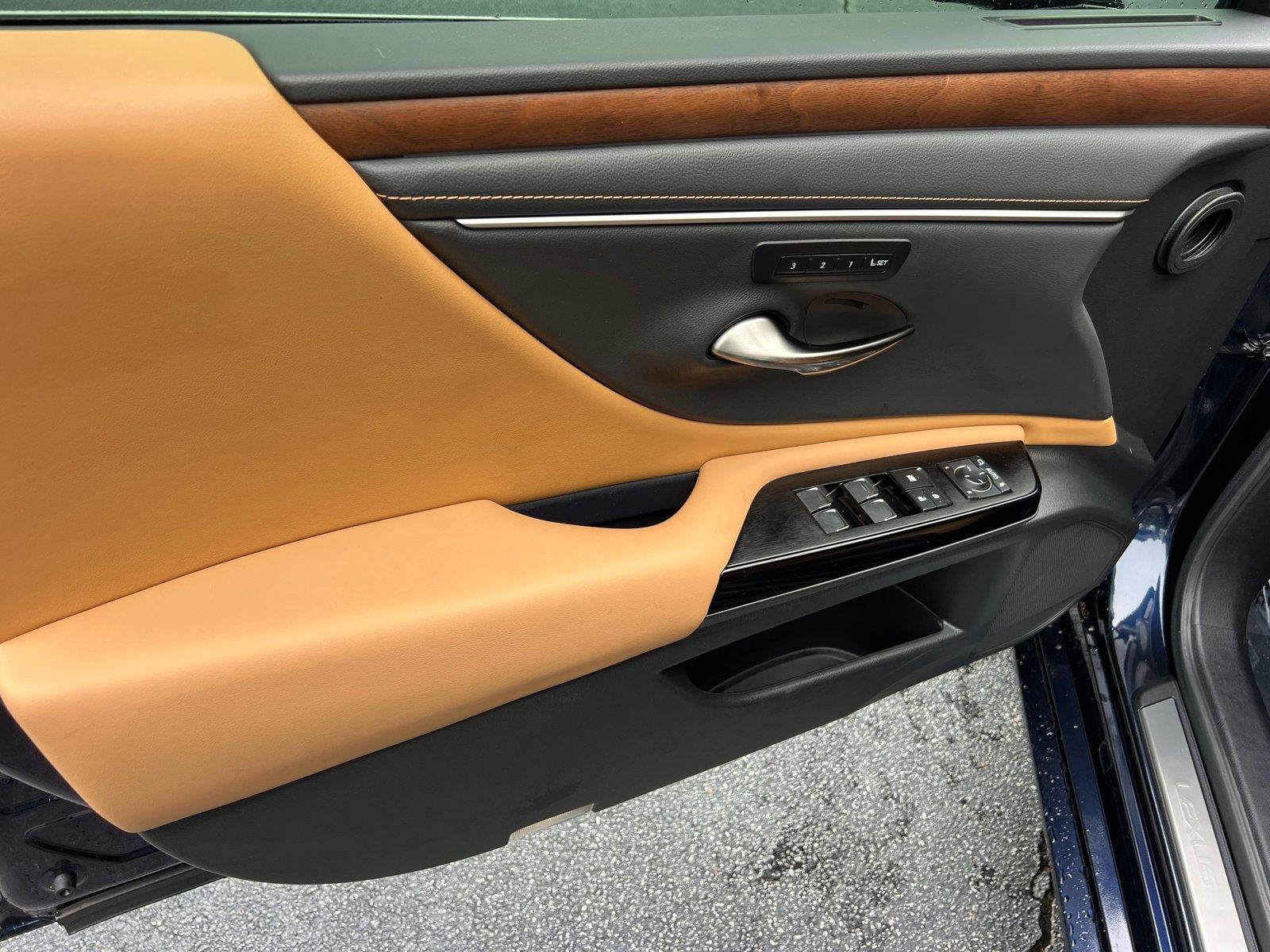 Used 2025 Nightfall Mica Lexus ES 300h image 10