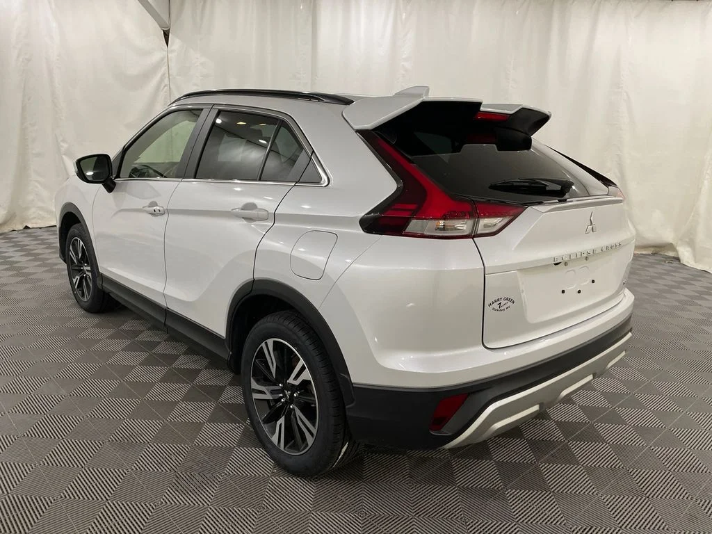 Used 2024 White Diamond Mitsubishi SE image 9