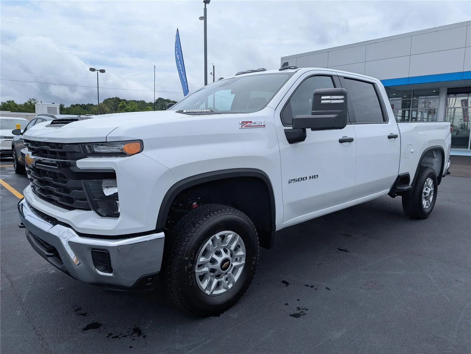 New 2026 Summit White Chevrolet WT image 7