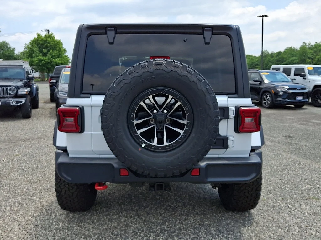 New 2026 Bright White Clear-Coat Exterior Paint Jeep Rubicon image 7