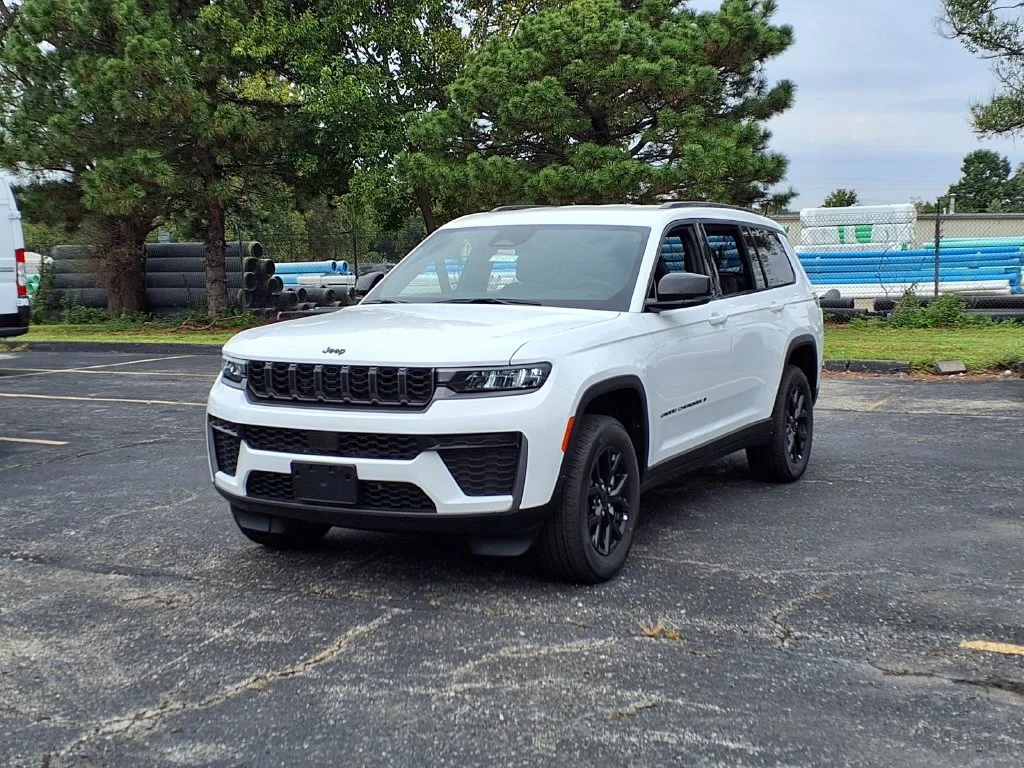 New 2026 Bright White Clear-Coat Exterior Paint Jeep Altitude image 2