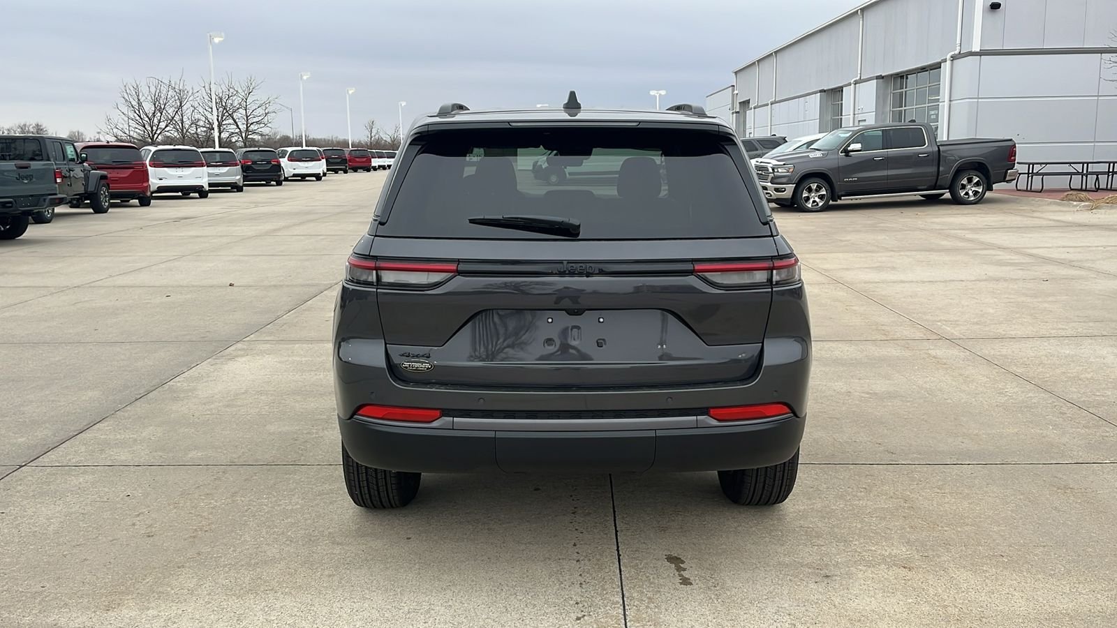 New 2026 Baltic Gray Metallic Clear-Coat Exterior Paint Jeep Altitude image 7