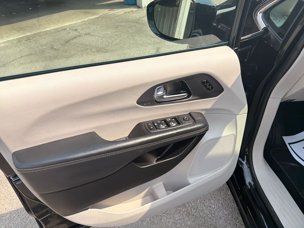 Used 2024 Black Chrysler Touring L image 11