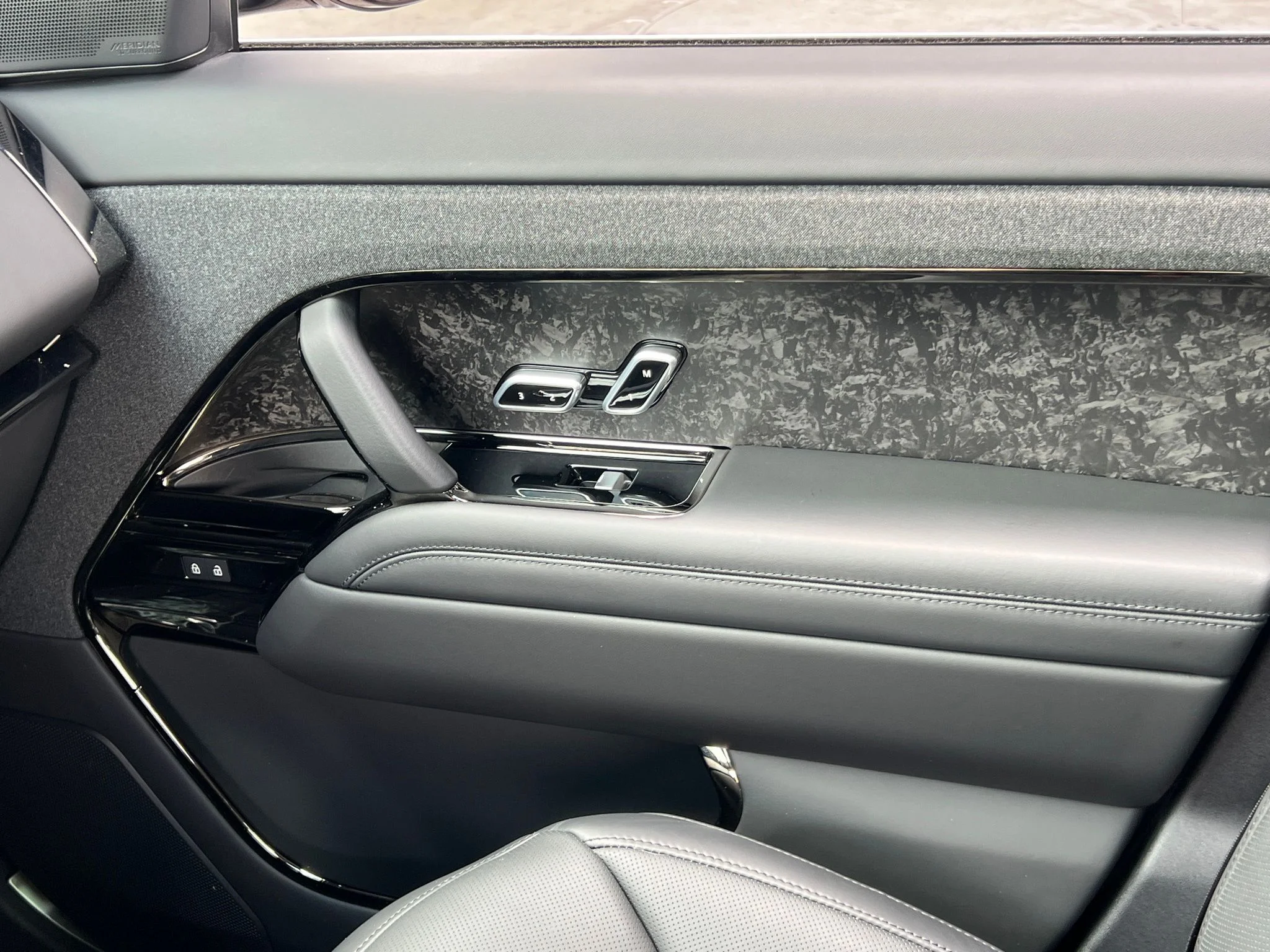 Used 2025 Gray Land Rover Autobiography image 40
