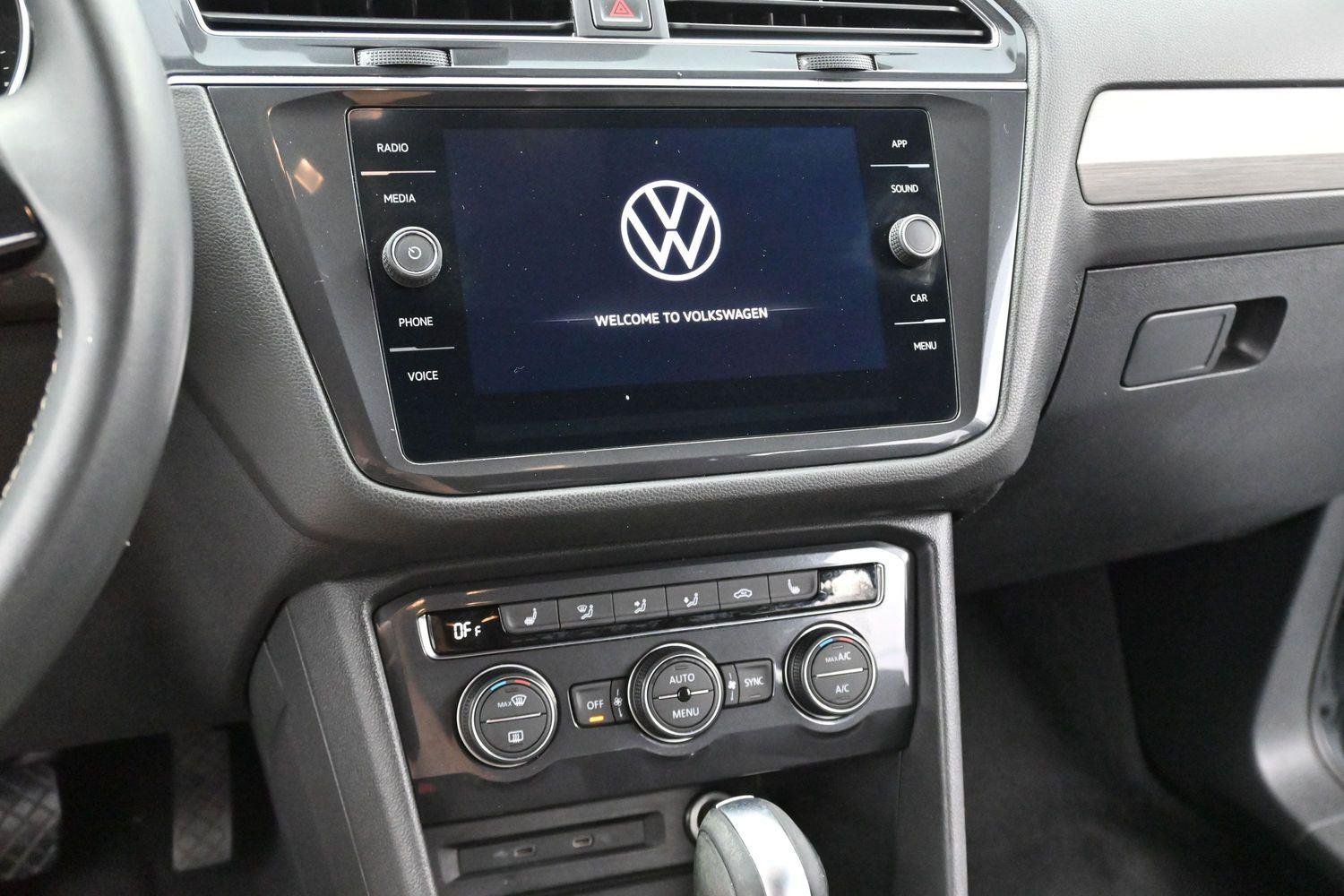 Used 2021 Platinum Gray Metallic Volkswagen SE image 18