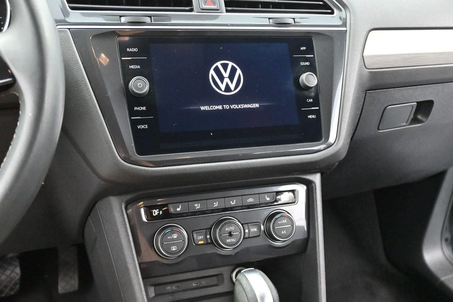 Used 2021 Platinum Gray Metallic Volkswagen SE image 18
