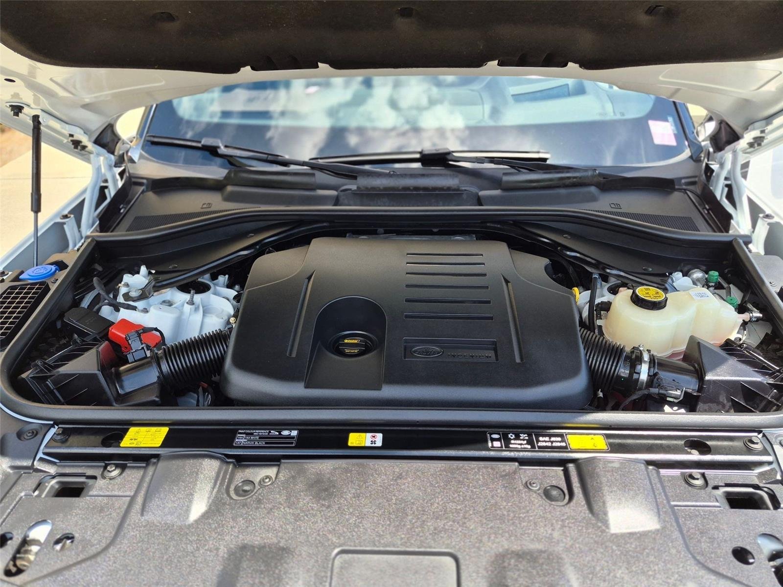 Used 2025 Fuji White Land Rover SE image 35