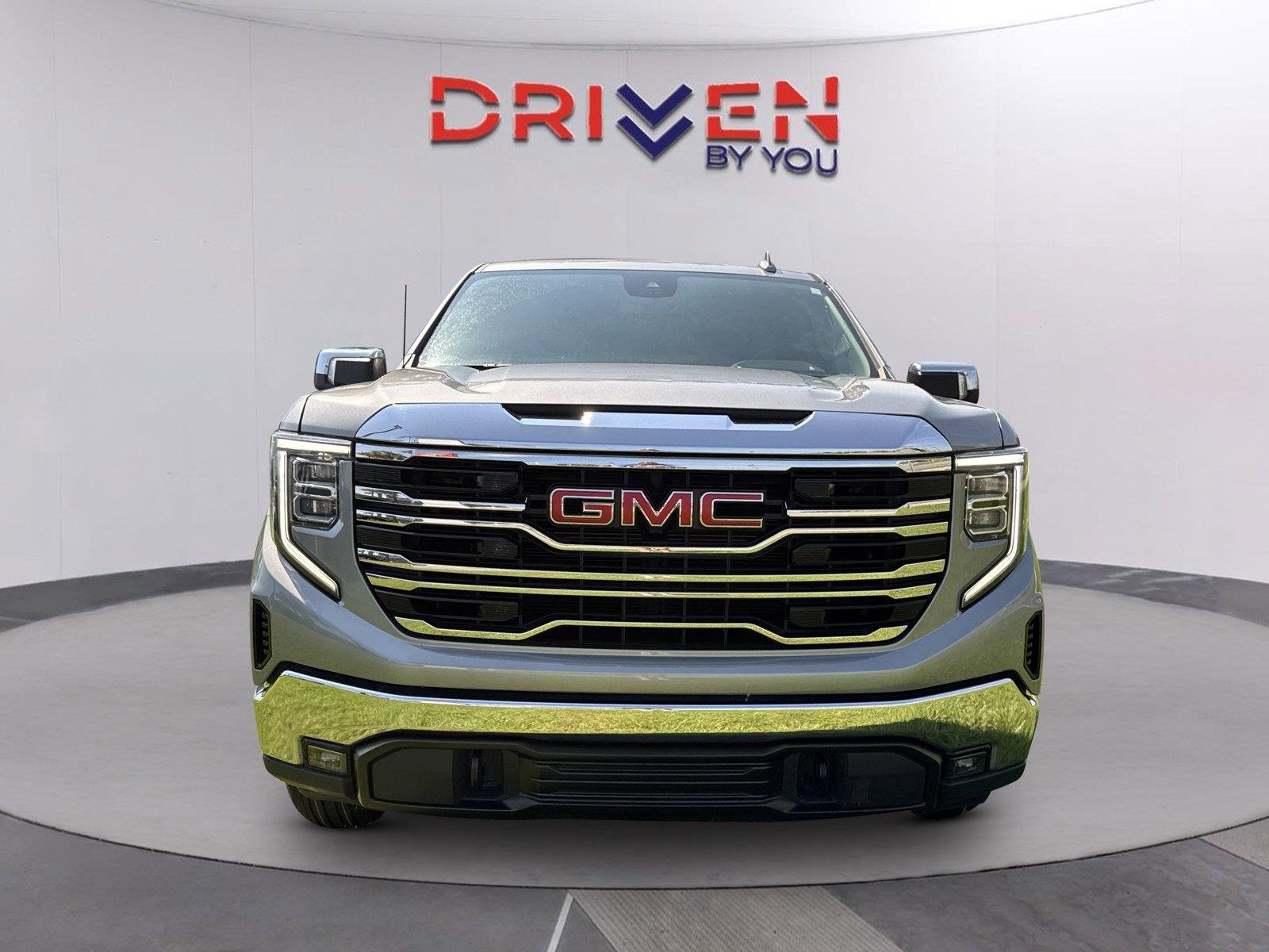 Used 2025 Sterling Metallic GMC SLT image 9
