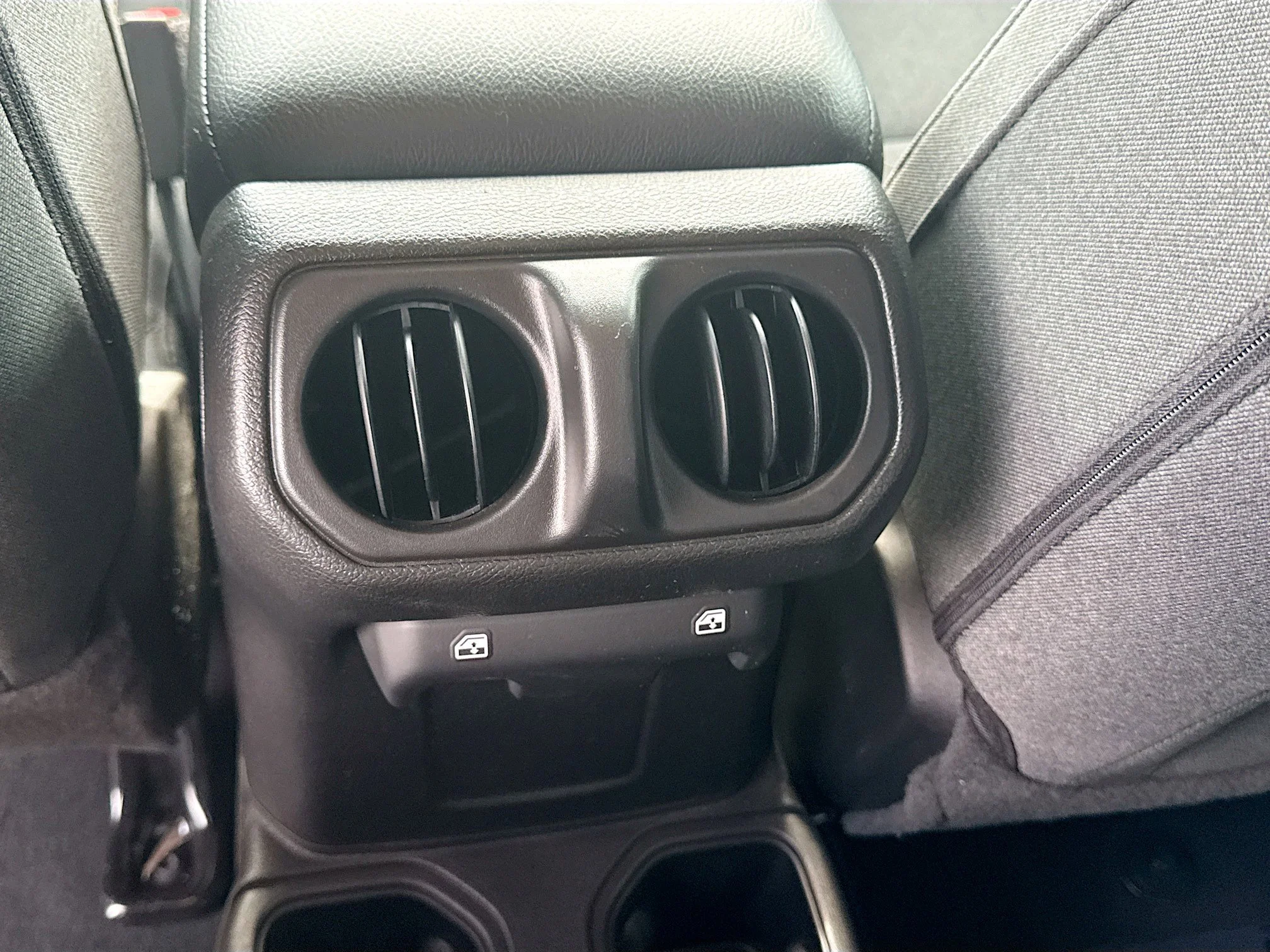 Used 2024 Silver Zynith Clearcoat Jeep Sport S image 18