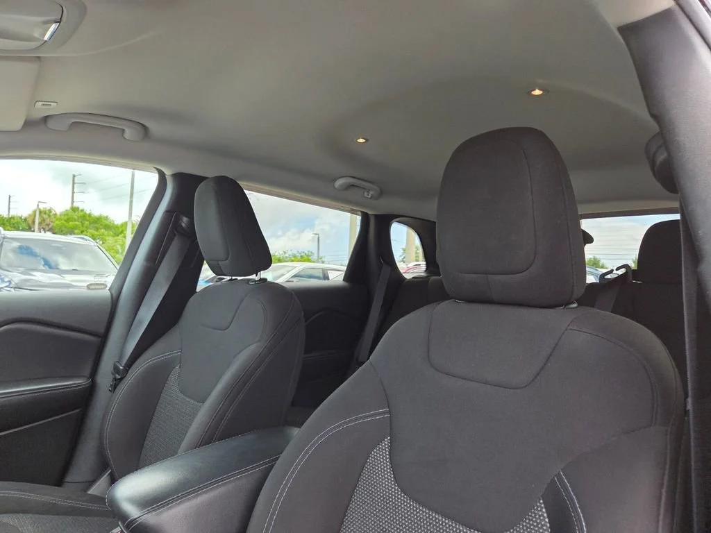 Certified Used 2019 Diamond Black Crystal Pearlcoat Jeep Latitude image 26