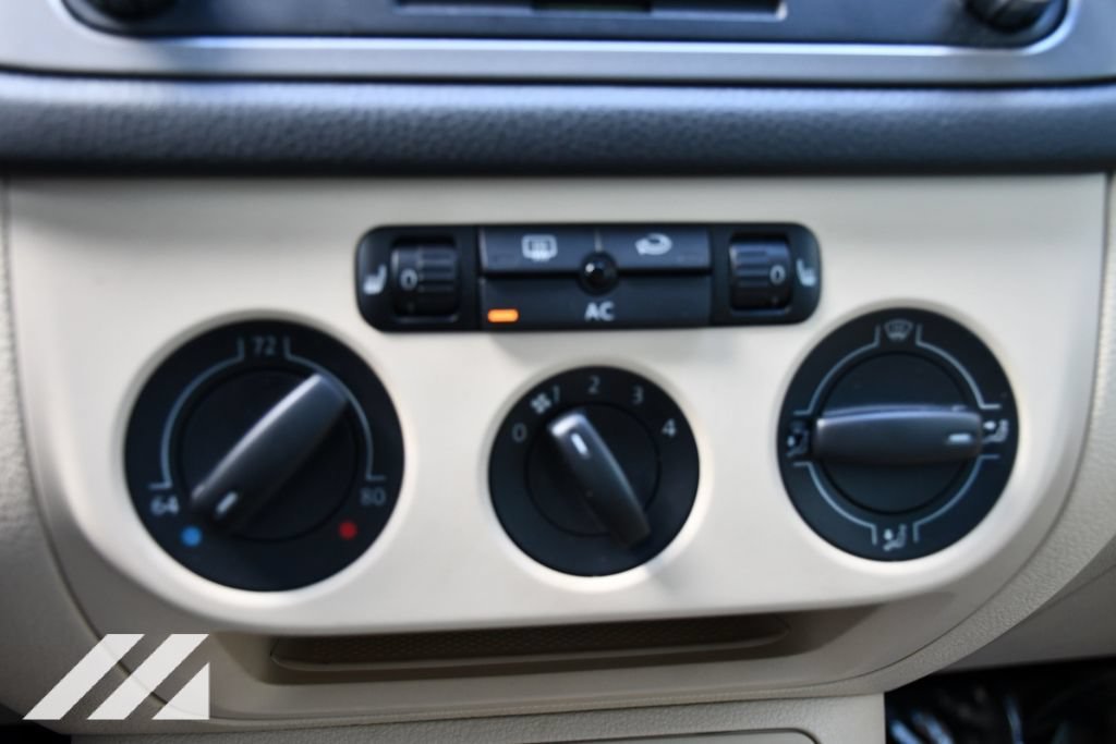 Used 2010  Volkswagen SE image 17
