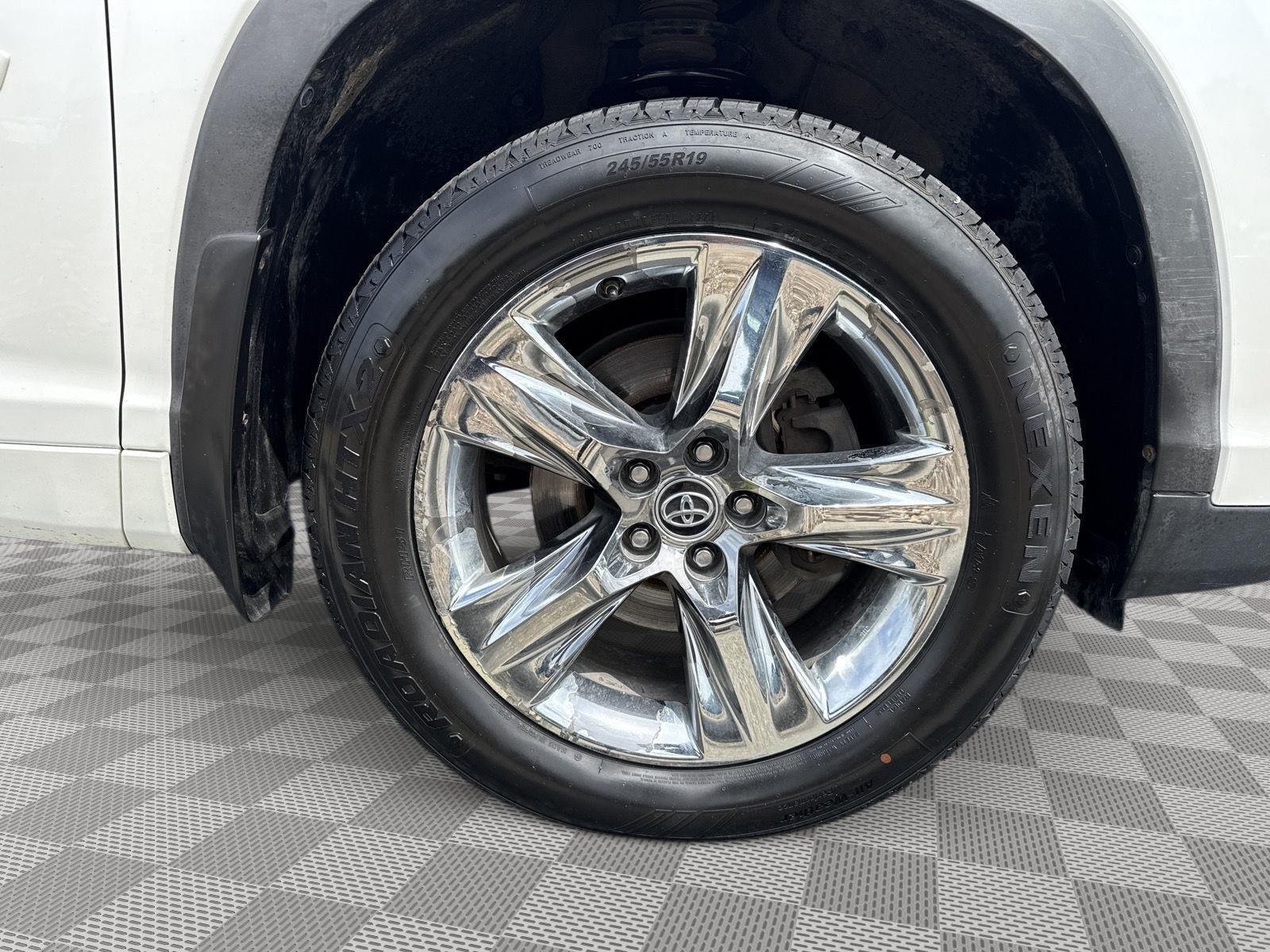 Used 2019 Blizzard Pearl Toyota Limited Platinum image 15