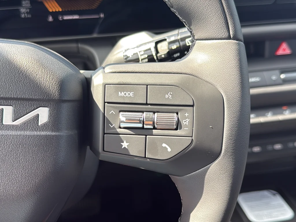 New 2027 Frost Blue / Black Roof Kia X-Line S image 17