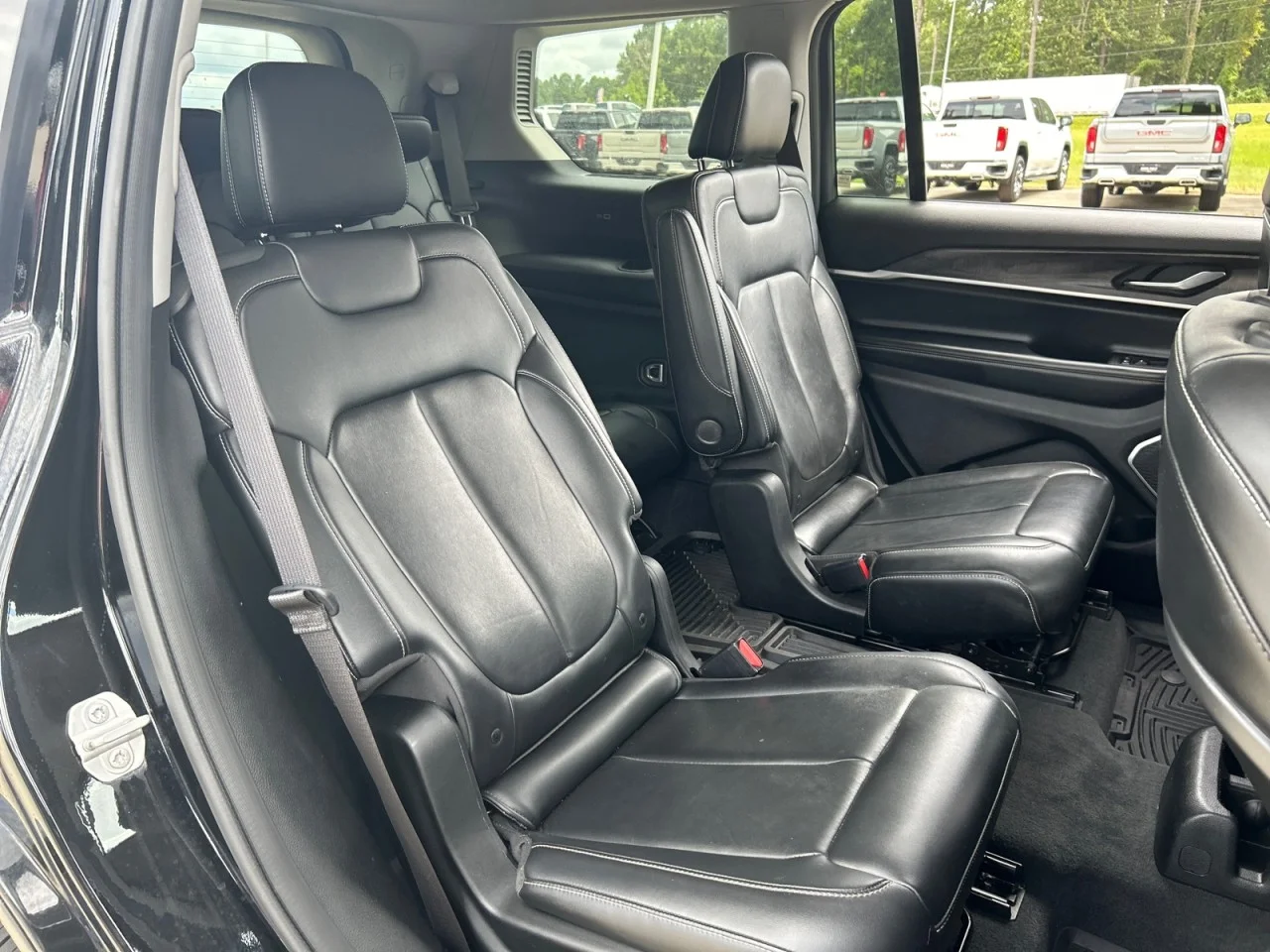 Used 2021  Jeep Limited image 18