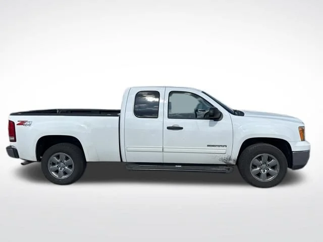 Used 2013 White GMC SLE image 8