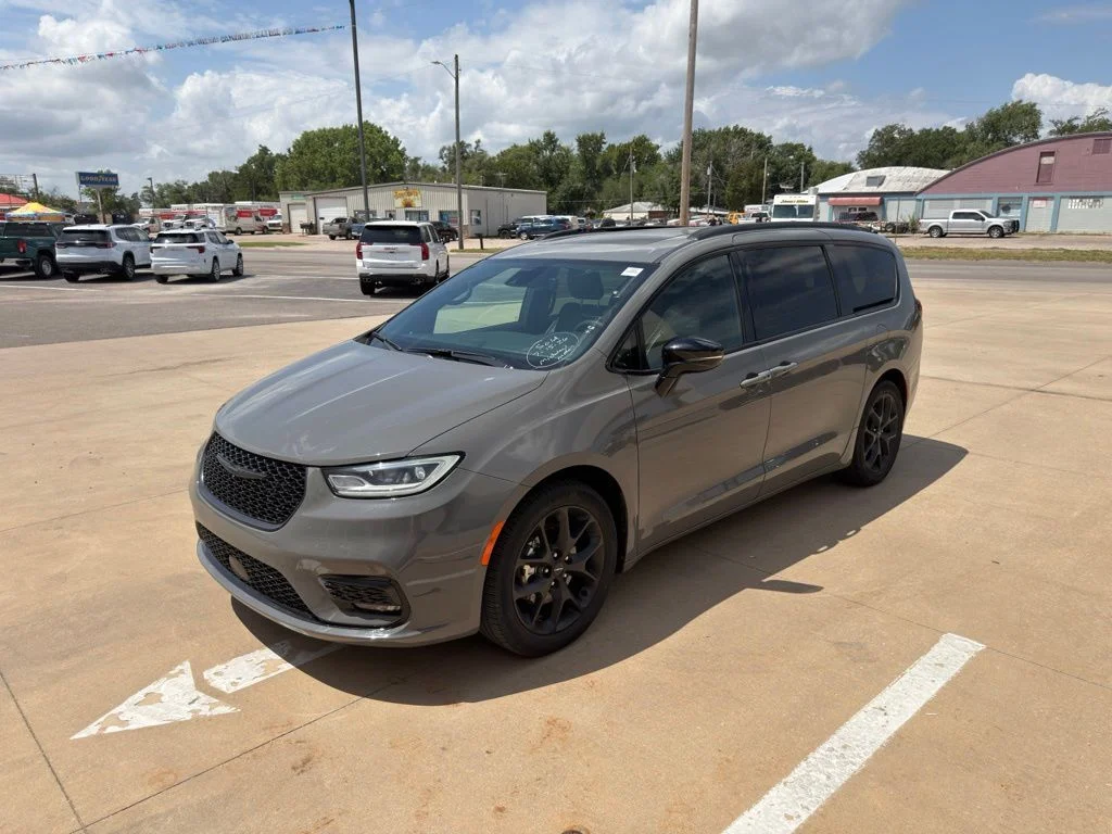 Used 2025 White Chrysler Limited image 8