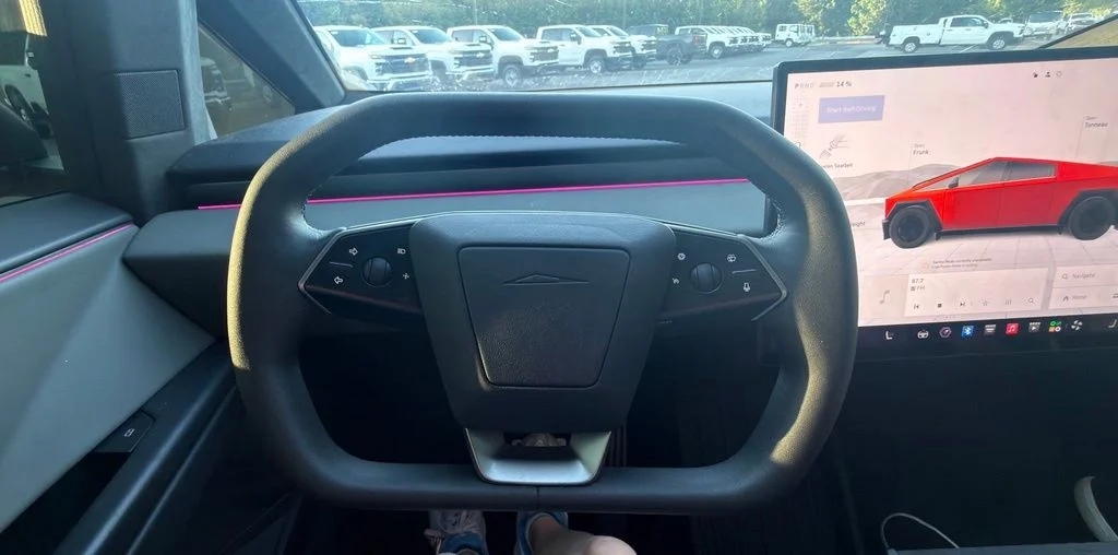 Used 2025  Tesla Base image 27