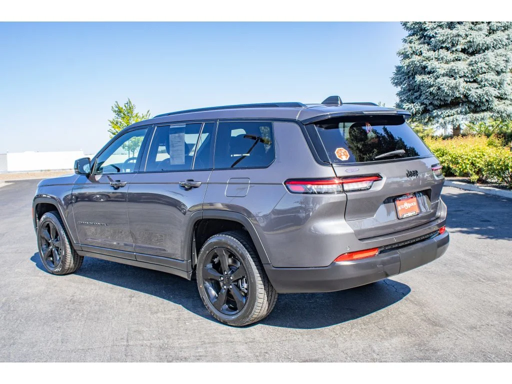 Used 2023 Baltic Gray Metallic Clearcoat Jeep Altitude image 6