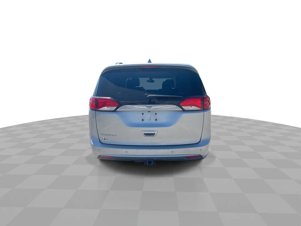 Used 2018 Silver Chrysler Touring L image 6