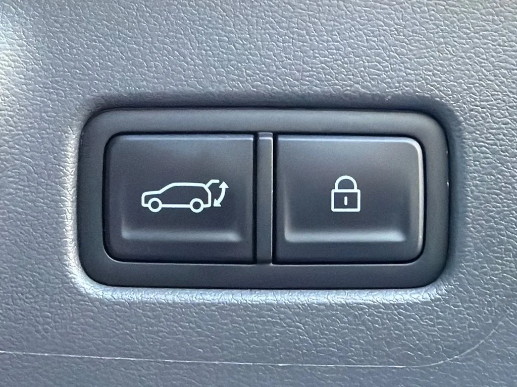 Used 2025 White Hyundai SE image 19