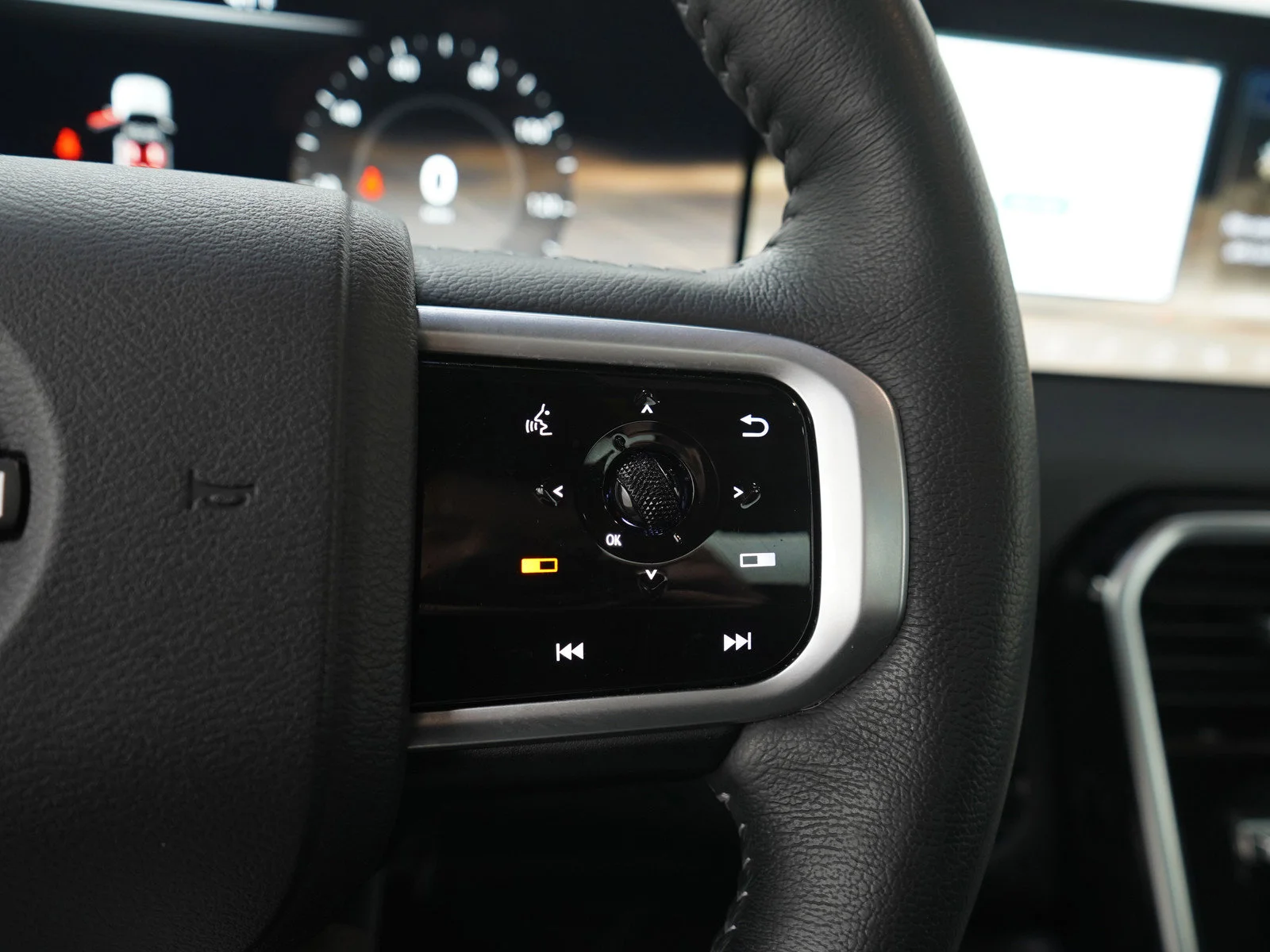 Certified Used 2025 Aspen White Tricoat Nissan Platinum image 29