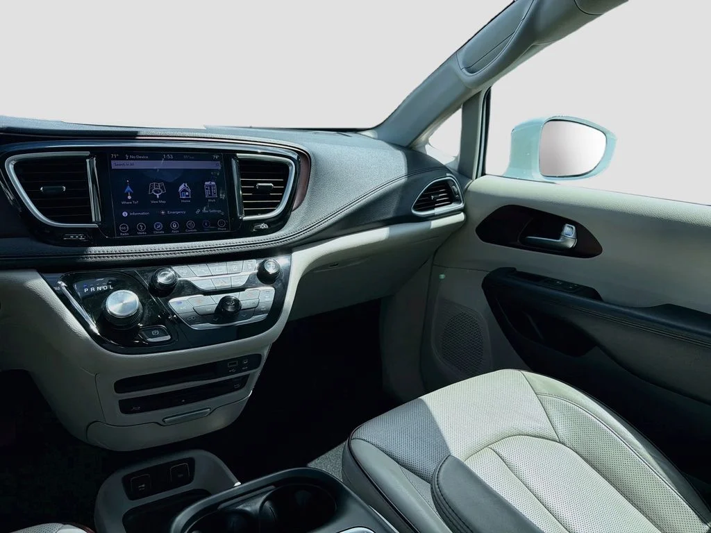 Used 2018 White Chrysler Limited image 25